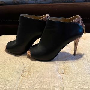 Peep toe Blk leopard detail bootie